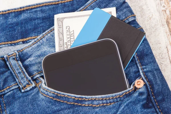 フロントジーンズポケットにクレジットカード 通貨ドルとスマートフォン キャッシュレス 現金決済の概念 — ストック写真