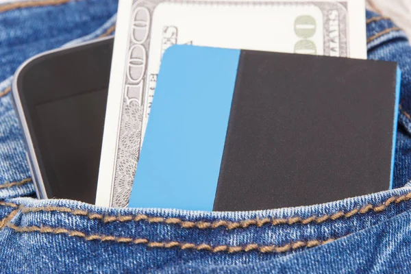 フロントジーンズポケットにクレジットカード お金と携帯電話 ショッピングのためのキャッシュレスまたは現金の概念 — ストック写真