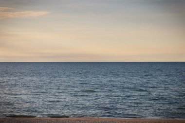 Sahilde gün batımının manzarasını izle. Seyahat kavramı