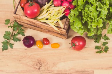 Tahta kutuda sağlıklı olgun sebzeler. Doğal vitaminler ve mineraller