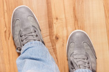 Kırsal kesimdeki erkekler için gri rahat ayakkabılar, erkek ayakkabısı kavramı