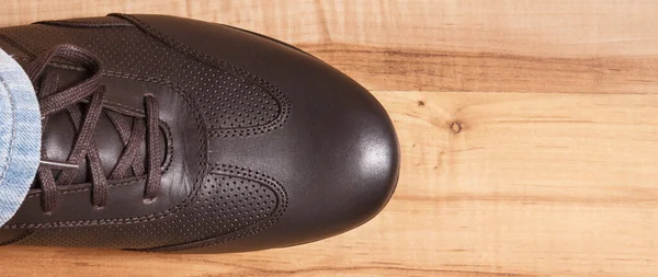 Braune Bequeme Schuhe Für Männer Auf Rustikalem Brett Konzept Für — Stockfoto