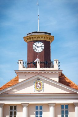 Konin, Polonya - 3 Haziran 2017: Polonya 'nın Konin kentindeki tarihi belediye binasına bakın. Polonya 'nın daha büyük