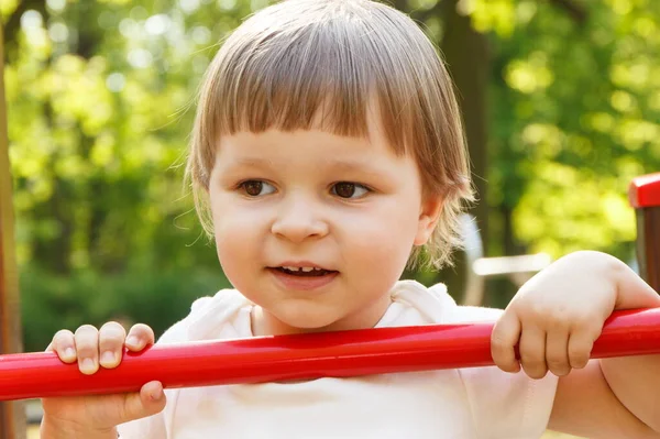 Egy Gyerek Játszik Játszótéren Nyári Parkban Gyermekfejlődés Fogalma — Stock Fotó