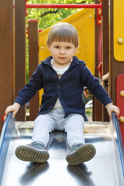 Pikkupoika Leikkii Liukumäellä Kesäpuistossa Lapsen Kehityksen Käsite — kuvapankkivalokuva