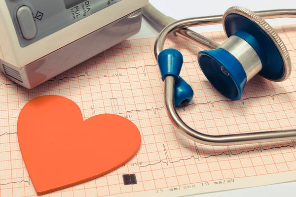 Medical Stethoscope Heart Shape Equipment Measuring Blood Pressure Electrocardiogram Graph — Stock Photo, Image