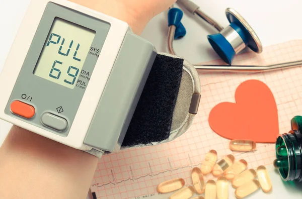 心臓形 医療用聴診器 心電図上の血圧や錠剤を測定するための機器 心臓のリズムをEkg 医学と健康的なライフスタイル — ストック写真