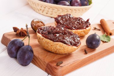 Tahta kesme tahtasında erik reçelli taze hazırlanmış sandviçler. Lezzetli kahvaltı kavramı.