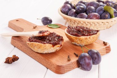 Tahta bıçak, erik reçelli sandviç ya da ahşap kesim tahtasında reçel, hazırlama kavramı lezzetli kahvaltı.