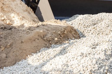 Toprak, kum ve küçük taşlarla çalışan büyük bir kazıcı küreği. Farklı şeyler inşa etme kavramı