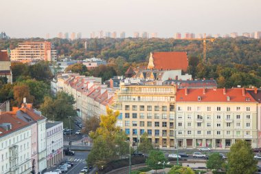 Poznan, Polonya - 12 Ekim 2018: Polonya 'nın güneyindeki Poznan kentindeki eski ve modern binalardan gün batımına bakın