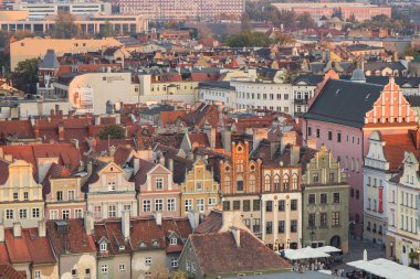 Poznan, Polonya - 12 Ekim 2018: Eski ve modern binalar gün batımında Poznan, Büyük Polonya 'da