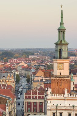 Poznan, Polonya - 12 Ekim 2018: Polonya 'nın daha büyük bir eyaleti olan Poznan' daki belediye binasında ve diğer binalarda gün batımına bakın