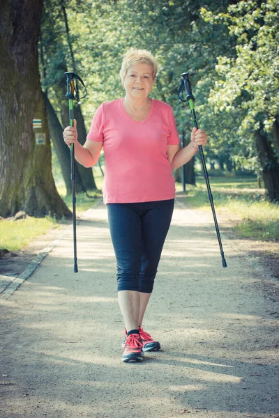 Ročník Foto Starší Seniorka Sportovním Oblečení Cvičení Nordic Walking Letním — Stock fotografie