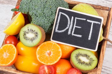 Taze doğal meyveler ve sebzeler sade bir kutuda sağlıklı mineraller ve vitaminler içerir.