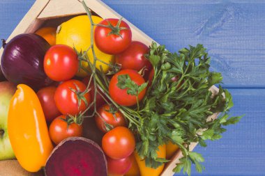 Tahta kutuda taze olgun doğal meyve ve sebzeler. Sağlıklı mineraller ve vitaminler içeren besleyici yiyecekler
