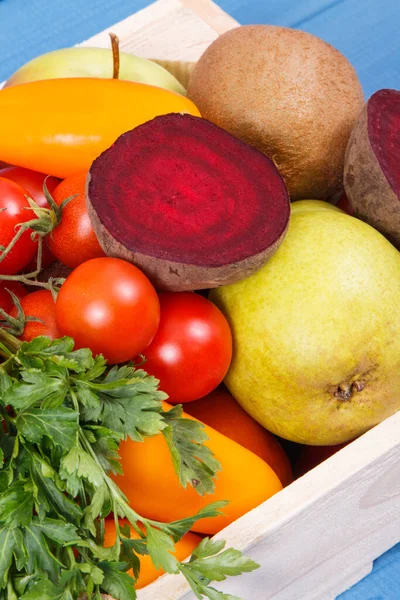 Fruits Frais Mûrs Avec Des Légumes Comme Collation Nutritive Saine — Photo
