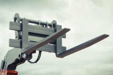 Forklift yükleyici ya da istifleyici. Detay ve endüstriyel makinedeki hidrolik ve pnömatik mekanizmanın bir parçası. Ulaşım teknolojisi