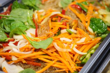 Tabaklara ilave olarak taze sebzeler. Doğal mineraller ve vitaminler içeren sağlıklı beslenme