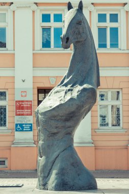 Konin, Polonya - 3 Haziran 2017: Polonya 'nın Plac Wolnosci Meydanı' ndaki Konin kasabasında efsanevi at heykeline bakın. Polonya 'nın daha büyük