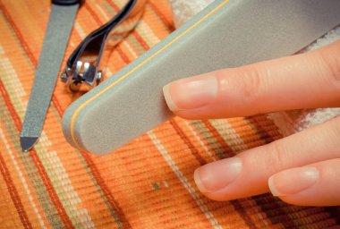 Tırnak törpüsü kullanan bir kadın. Eller ve manikür konsepti.