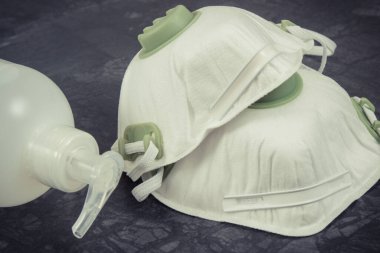 Dezenfeksiyon elleri ve koruyucu maske N95 için alkollü dezenfektan sıvısı. Salgın koronavirüsü yaymayı bırak. Covid-19. 2019-nCoV