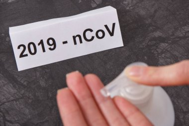 Alkol ve sabunla dezenfektan jel kullanan bir kadının elleri. Ellerini dezenfekte et ve salgın koronavirüsü yaymayı kes. Covid-19. 2019-NCoV. Sars-cov-2