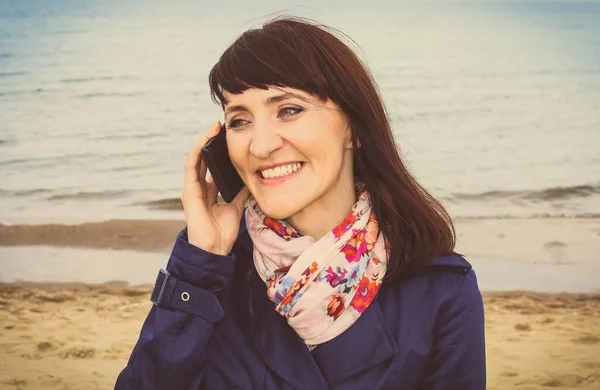 Женщина Разговаривает Мобильному Телефону Пляже Время Релаксации — стоковое фото