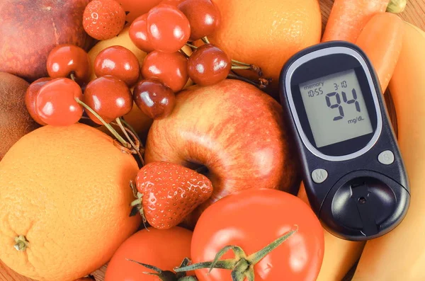 Taze Meyve Sebzelerle Şeker Seviyesini Ölçmek Için Glukometre Sağlıklı Yaşam — Stok fotoğraf
