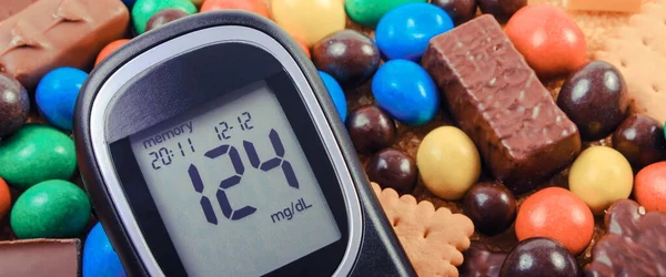 Glucometer Com Resultado Nível Açúcar Medição Balas Com Biscoitos Diabetes — Fotografia de Stock