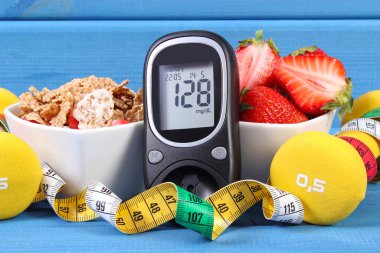 Ölçüm şekeri seviyesi, sağlıklı yiyecekler, fitness ve mezura için halterler, diyabet konsepti, zayıflama, sağlıklı yaşam tarzı