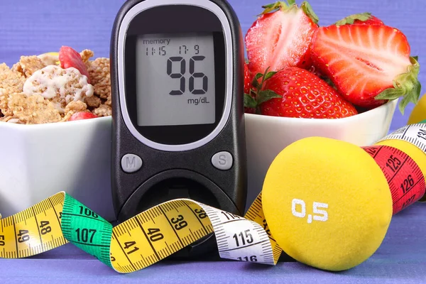 Medidor Glucosa Con Resultado Medición Nivel Azúcar Comida Saludable Pesas —  Fotos de Stock