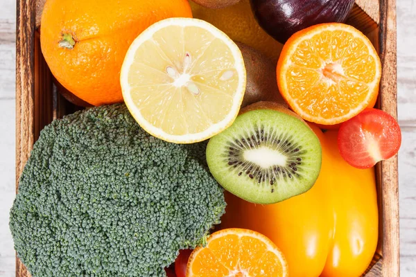 Verse Rijpe Natuurlijke Vruchten Met Groenten Rustieke Doos Als Voedsel — Stockfoto