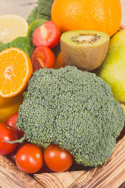 Vruchten Met Groenten Houten Doos Als Voedsel Met Natuurlijke Mineralen — Stockfoto