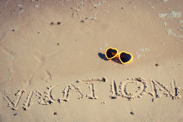 Inschrijvingsvakantie Zonnebril Zeegolf Het Strand Begrip Zomertijd — Stockfoto