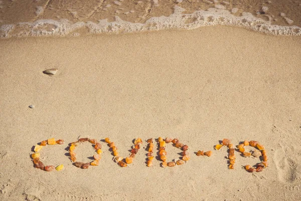 Covid Plajda Kumdaki Kehribar Taşlarından Yapılmış Tatiller Güvenli Koronavirüs Salgını — Stok fotoğraf