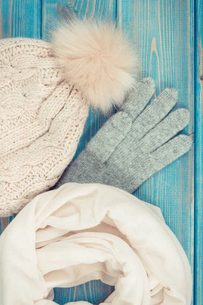 古色古香的照片 秋天或冬天的羊毛女装手套 帽子和披肩 服装和配件 — 图库照片