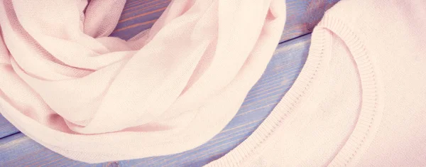 Винтажное Фото Женский Розовый Свитер Платок Лежащие Старых Досках — стоковое фото