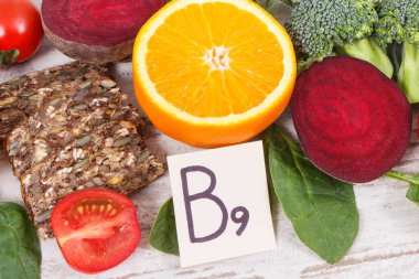 Sağlıklı ürünler ve malzemeler kaynak olarak B9 vitamini, beslenme lifleri, folik asit ve doğal mineraller, besleyici yeme kavramı
