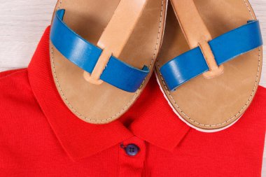 Şık ve rahat deri sandaletler ve kadınlar için kırmızı pamuklu gömlek.