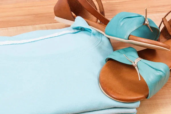 Camisas Coloridas Sandalias Cuero Concepto Ropa Casual Para Mujer —  Fotos de Stock