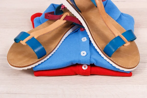 Sandalias Cuero Para Mujer Camisas Algodón Concepto Ropa Casual Para — Foto de Stock