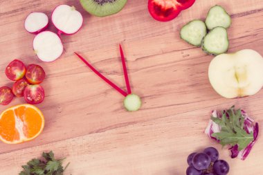 Taze olgun meyve ve sebzelerden yapılmış saat. İçinde doğal mineraller ve vitaminler var. Sağlıklı beslenme çözümlerinin zamanı.