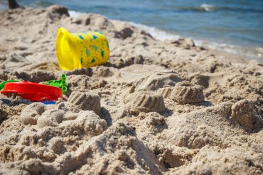 Kumdan ve çocuk oyuncaklarından yapılmış farklı şekiller. Rahatlamak ya da yaz kumsalında oynamak için. Tatil süresi ve çocuk gelişimi