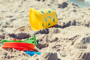 Kumdan ve çocuk oyuncaklarından yapılmış farklı şekiller. Rahatlamak ya da yaz kumsalında oynamak için. Tatil süresi ve çocuk gelişimi