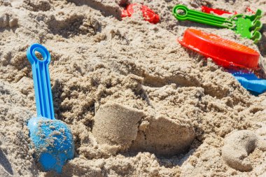 Kumdan ve çocuk oyuncaklarından yapılmış farklı şekiller. Rahatlamak ya da yaz kumsalında oynamak için. Tatil süresi ve çocuk gelişimi