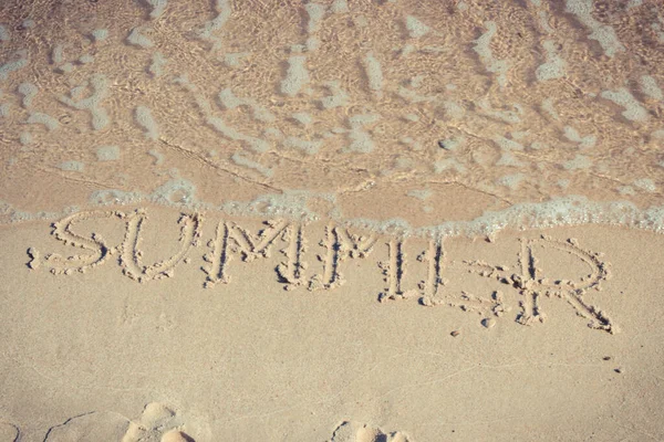 Inskription Sommar Och Hav Våg Sand Stranden Begreppet Semestertid — Stockfoto