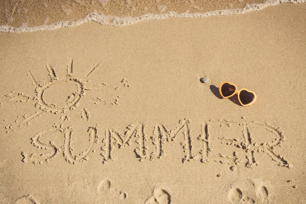 Επιγραφή Καλοκαίρι Σχήμα Ήλιου Και Γυαλιά Ηλίου Στην Άμμο Στην — Φωτογραφία Αρχείου