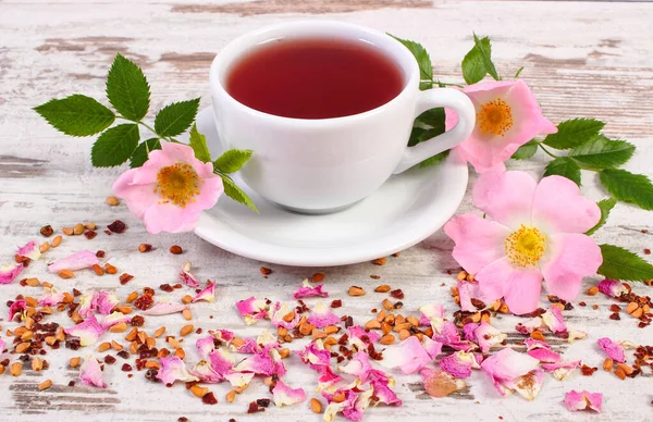 Tasse Heißer Tee Mit Wildrose Frisch Blühenden Blumen Und Getrockneten — Stockfoto