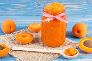 Taze ev yapımı doğal kayısı reçeli ve meyve, sağlıklı tatlı konsepti.